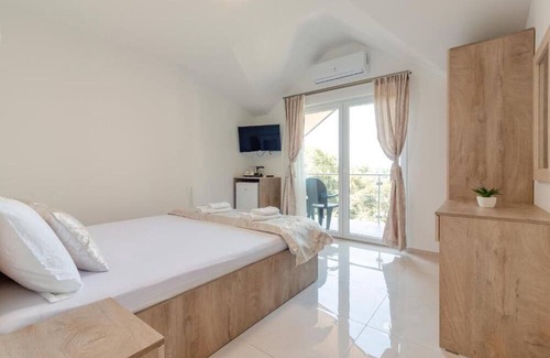 Ohrid Villa | Comfortable Double Room with Balcony and Lake View