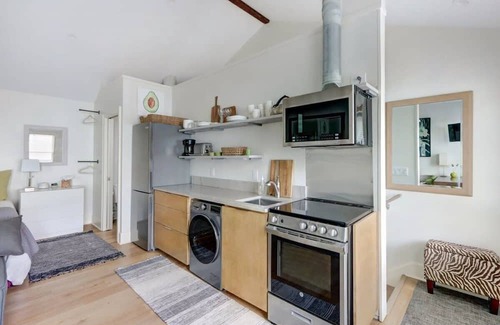 Kayton - Frazier Area Apartment | Modern Retreat at The Nest on Duffy Lane with Breakfast