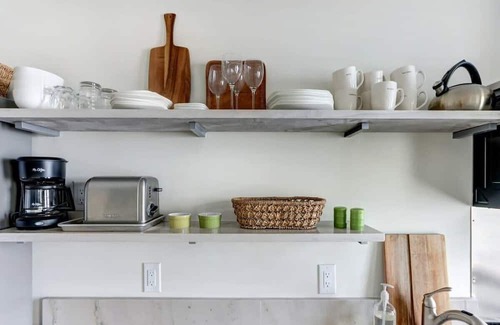 Kayton - Frazier Area Apartment | Modern Retreat at The Nest on Duffy Lane with Breakfast