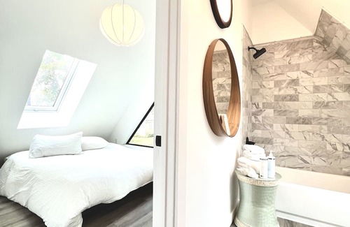 Keego Harbor House | Welcoming 3-Bedroom House with Lake Access and Hot Tub