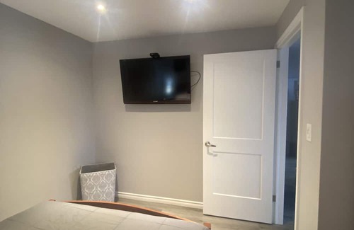 Sundridge House | Convenient Stay at Downtown Belmont & Main - Pet Friendly