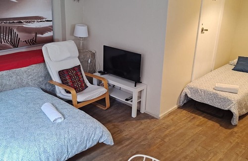 Kingsgrove House | Comfortable Guest Suite Near Motorway with Family-Friendly Amenities