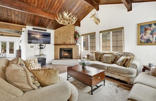 Whispering Forest Cabin | Cozy 3 Bedroom Cabin with Pool and Kitchen Amenities