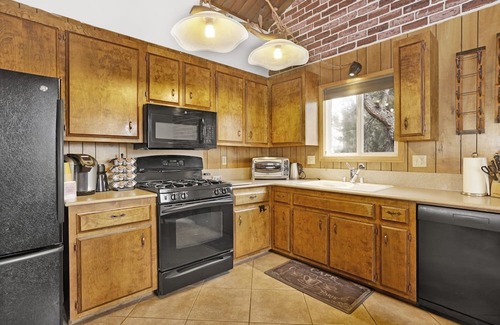 Whispering Forest Cabin | Cozy 3 Bedroom Cabin with Pool and Kitchen Amenities
