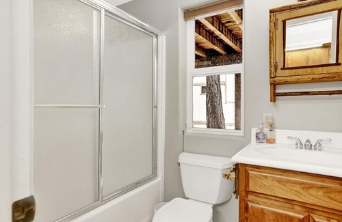 Whispering Forest Cabin | Cozy 3 Bedroom Cabin with Pool and Kitchen Amenities