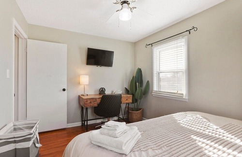 Lee's Summit House | Cozy Retreat Steps from Downtown Lees Summit