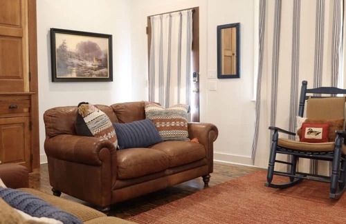 Comfort Cottage | Discover Family-Friendly Comfort at The Stay on Seventh