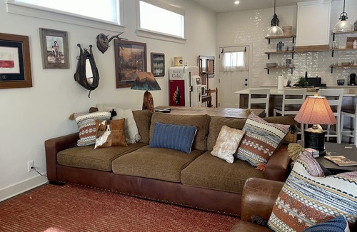 Comfort Cottage | Discover Family-Friendly Comfort at The Stay on Seventh