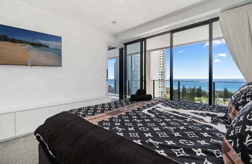 Broadbeach Apartment | Ocean View Broadbeach Apartment Ideal for Families