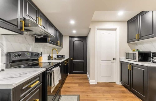 Central Erin Mills House | Family-Friendly Basement Retreat in Mississauga