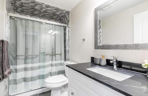 Central Erin Mills House | Family-Friendly Basement Retreat in Mississauga