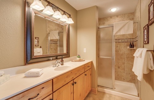 Two Harbors Condo | Cozy Waterfront Condo with Indoor Pool & Ocean Views