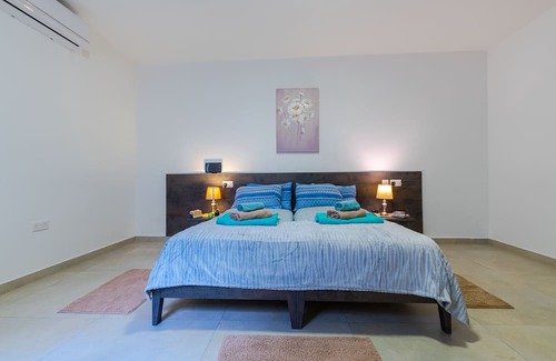 Qawra Apartment | Modern 3 Bedroom Apartment with Child-Friendly Amenities