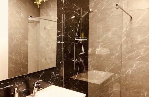 Cluj-Napoca Apartment | Modern Central Retreat with Free Parking for Families