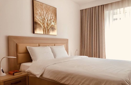 Cluj-Napoca Apartment | Modern Central Retreat with Free Parking for Families