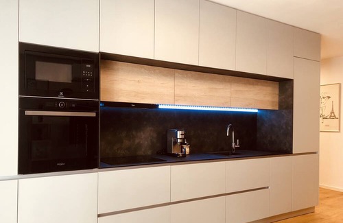 Cluj-Napoca Apartment | Modern Central Retreat with Free Parking for Families