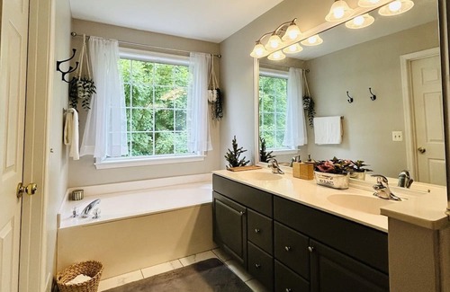 Lowes Island House | Cozy Retreat Near Algonkian Parks and IAD Airport