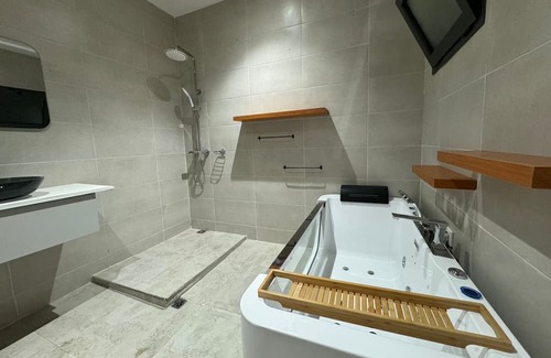 Cocody Apartment | Elegant Flat for Unforgettable Family Getaways