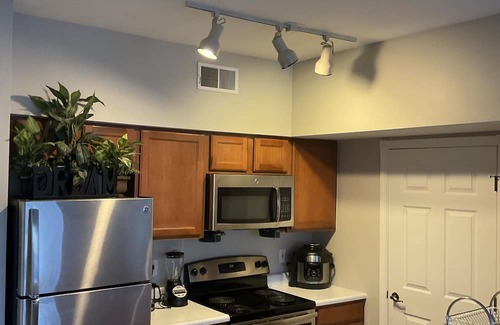Roselawn Finance House | Stylish 1-Bedroom Apartment with Pool and Fitness Center