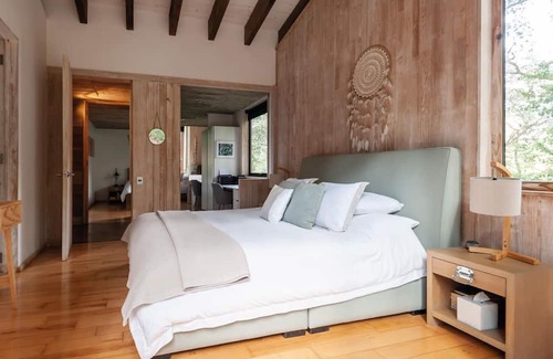 Valle de Bravo House | Modern, Cozy House integrated into the Forest