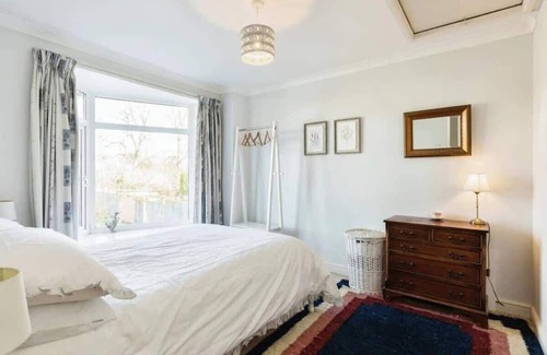 Cheltenham House | Elegant 3BR Cheltenham House with Family-Friendly Amenities