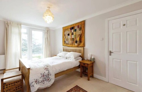 Cheltenham House | Elegant 3BR Cheltenham House with Family-Friendly Amenities