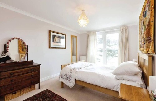 Cheltenham House | Elegant 3BR Cheltenham House with Family-Friendly Amenities