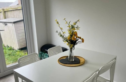 Pontprennau House | Welcoming Village House in St Mellons Near A48 & M4