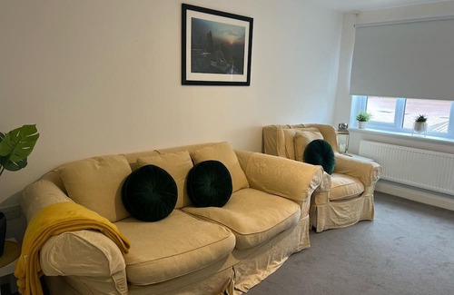 Pontprennau House | Welcoming Village House in St Mellons Near A48 & M4
