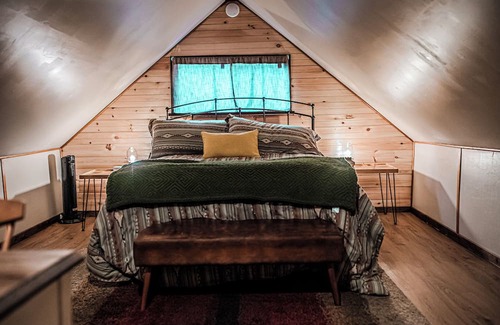 Montrose Cabin | Pet-Friendly Cabin with Creek and Fire Pit near Salt Springs Park