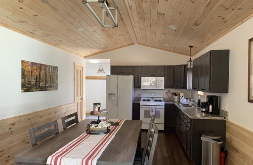 Irons Cabin | Family-Friendly Retreat at Peacock Trail Cabin #1