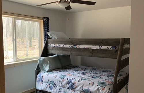 Irons Cabin | Family-Friendly Retreat at Peacock Trail Cabin #1