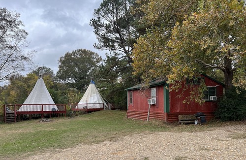 Mc Caskill Resort | Delightful Diamond Glamping - Family-Friendly Log House