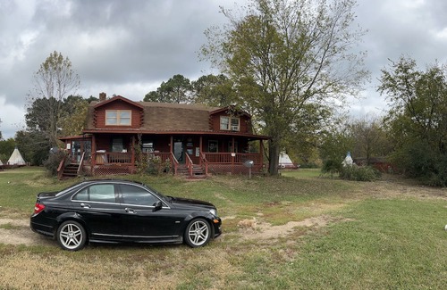 Mc Caskill Resort | Delightful Diamond Glamping - Family-Friendly Log House