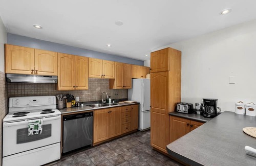 The Beaches Apartment | Cozy Beachside Retreat - Steps to Sand & Near Historic Sites