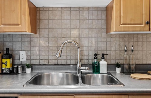 The Beaches Apartment | Cozy Beachside Retreat - Steps to Sand & Near Historic Sites