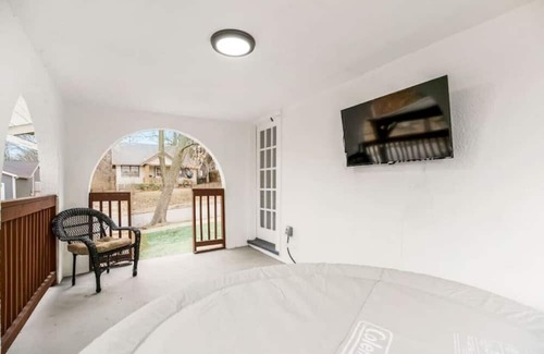 Kansas City House | Ideal Retreat for Large Groups with Kitchen & Pet-Friendly Options