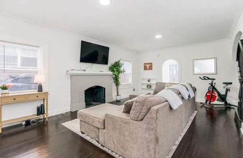 Kansas City House | Ideal Retreat for Large Groups with Kitchen & Pet-Friendly Options