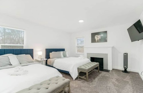Kansas City House | Ideal Retreat for Large Groups with Kitchen & Pet-Friendly Options
