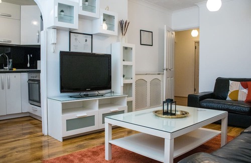 North End Apartment | Charming 2-Bed Fully Furnished Apartment in London