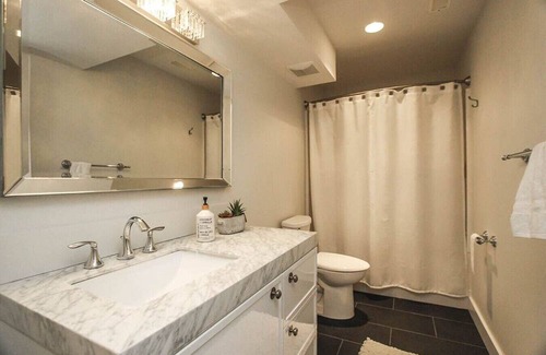 Southwest Mission House | Elegant Kelowna Retreat: Heated Pool, 4BR, AC, BBQ