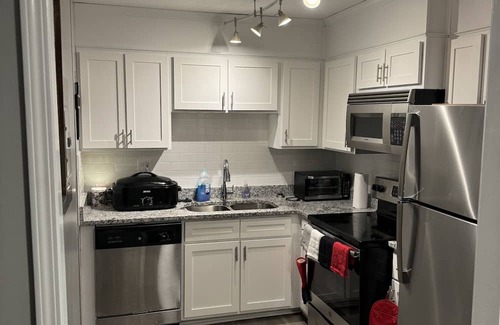 Raleigh Apartment | Ideal Location Near Crabtree Valley Mall & Wake Med