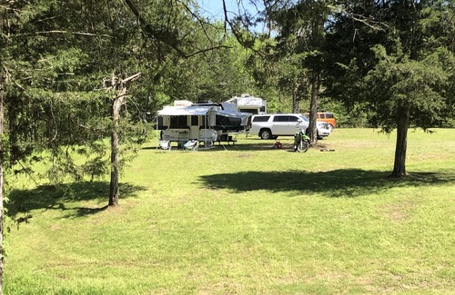 Hodgen House | Family-Friendly River's Edge Eclipse RV with Breakfast & Pets