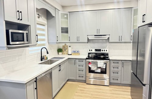 Kitchener House | Stylish Private Home Near Sunrise Shopping Complex