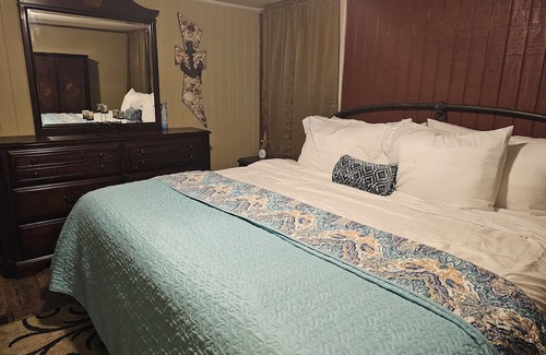 Geneva House | Inviting 3-Bedroom House in Hemphill with WiFi & Spa