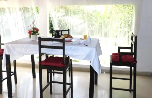 San Pédro House | Elegant Jolie Maison: Family-Friendly Retreat for 4