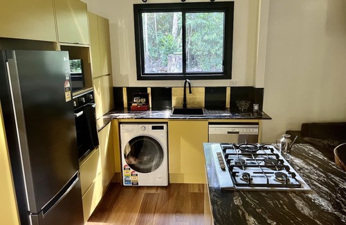 Malanda Cabin | Cozy Figtree Getaway: 3-Bedroom Cabin with Spa & Fireplace