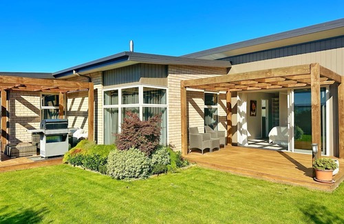 Blenheim House | Elegant Holiday Home Retreat in Blenheim with Breakfast