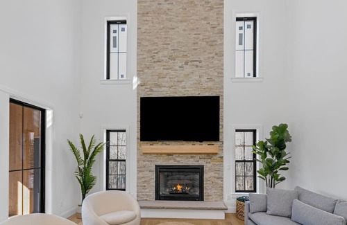 Poughkeepsie House | Modern 5-Bedroom Retreat in Beautiful Hudson Valley