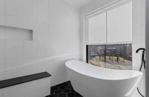 Poughkeepsie House | Modern 5-Bedroom Retreat in Beautiful Hudson Valley